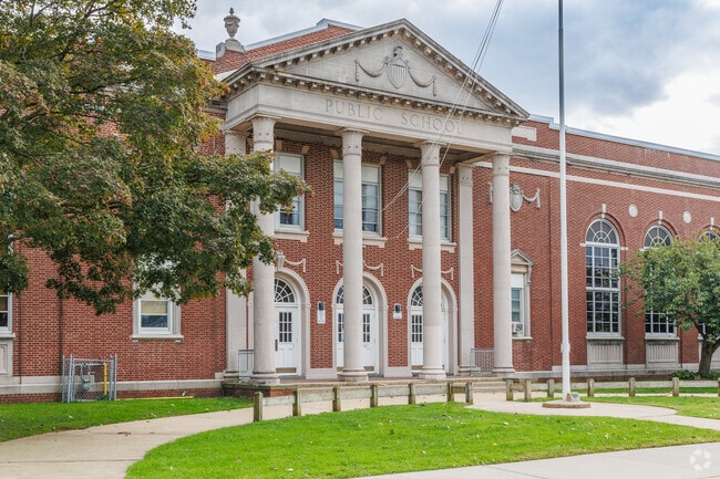 George Washington School is an above-average, public school located in West Hempstead.