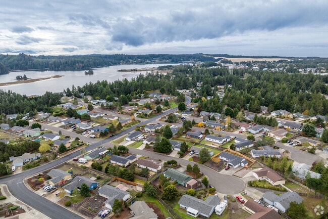 There are many communities in Florence along the Siuslaw River.
