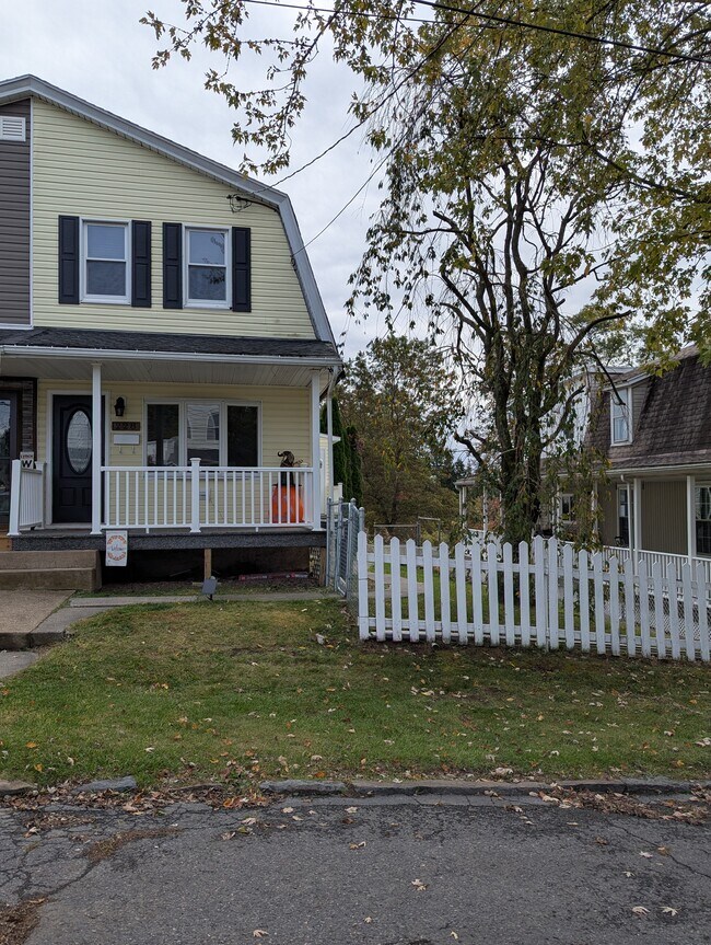 228 School St, Mount Carmel, PA 17851