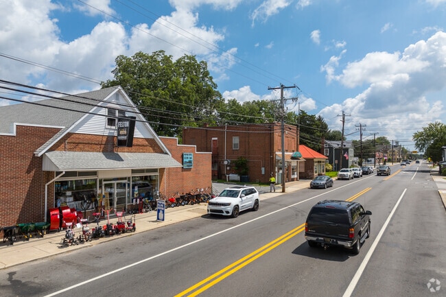 Main Street is lined with local businesses including Felton Hardware and Felton Pizza.