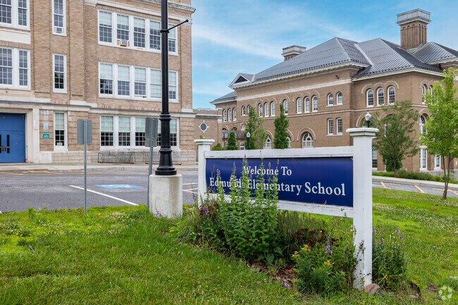Edmunds Elementary School has a student-teacher ratio of 10 to 1.