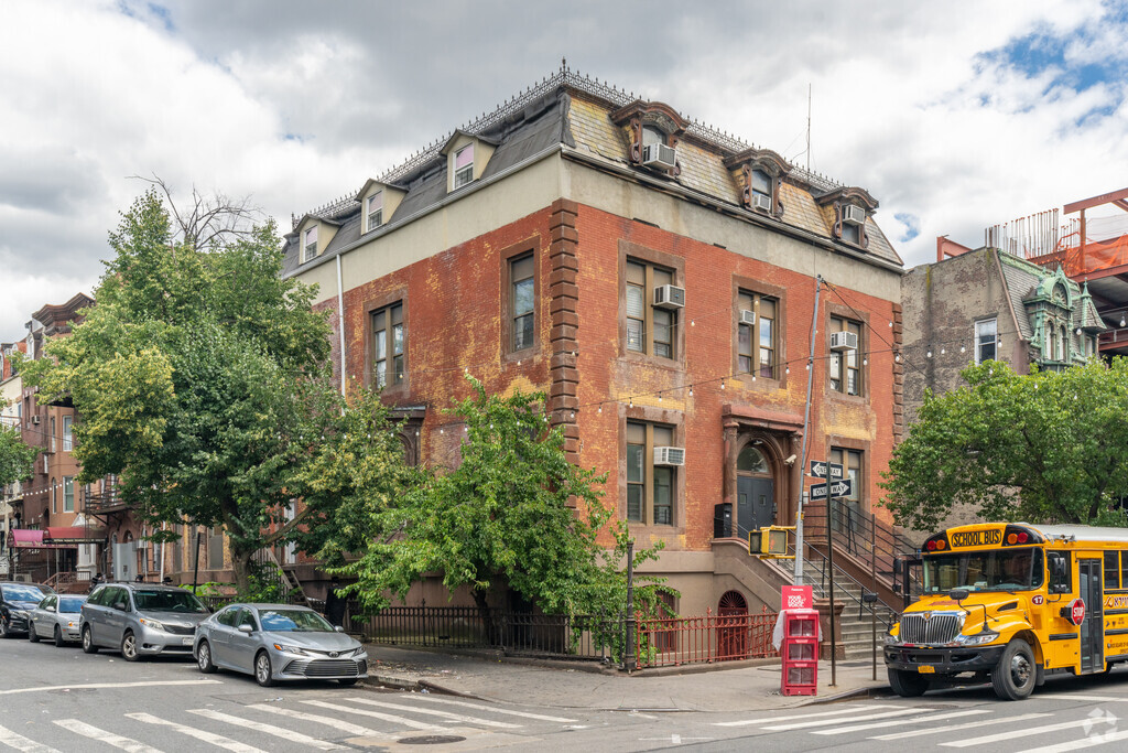 Bais Yakov of D'Khal Adas Yereim is a Jewish school in Williamsburg, NY.