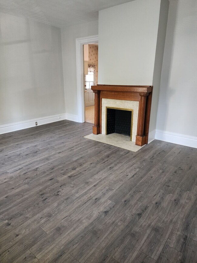 252 W Locust St unit B, Newark, OH 43055 - photo 3