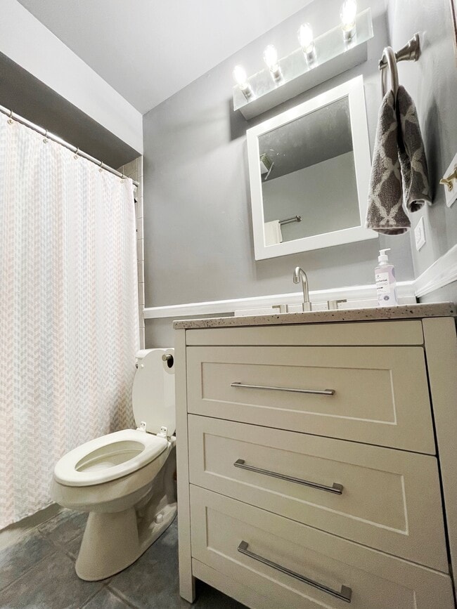 Full bath with Jetted Tub