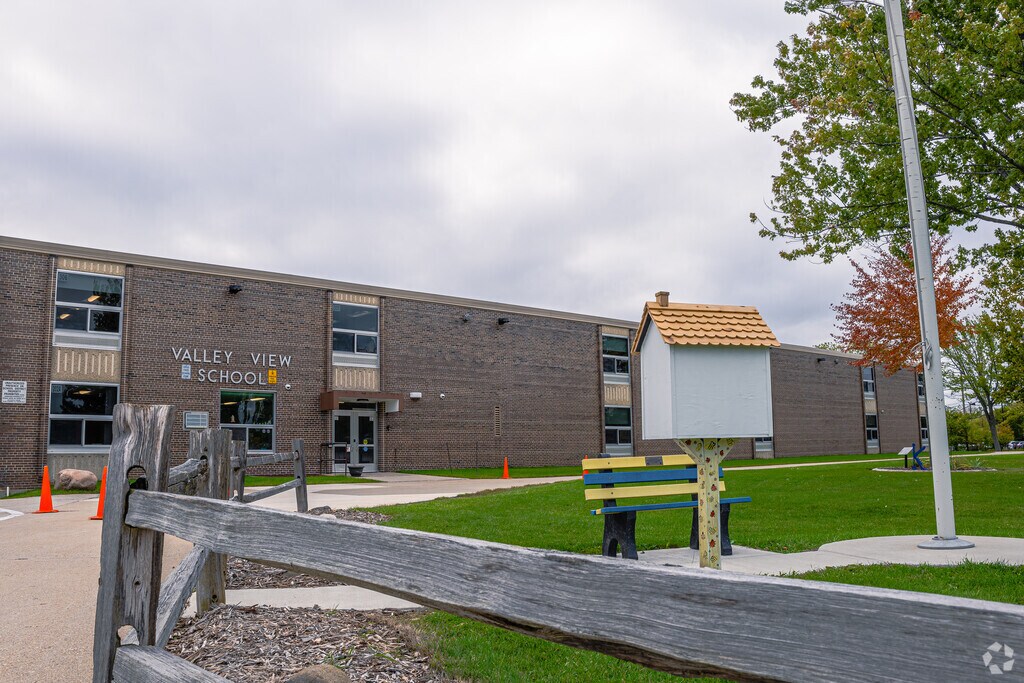 Valley View Elementary School provides education in the neighborhood of 
Menomonee Falls.