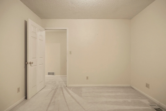 711 E Brick St, Centralia, MO 65240 - photo 7