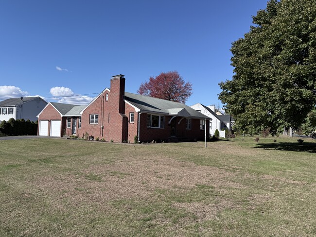 42 Suffield St, Windsor Locks, CT 06096 - photo 3