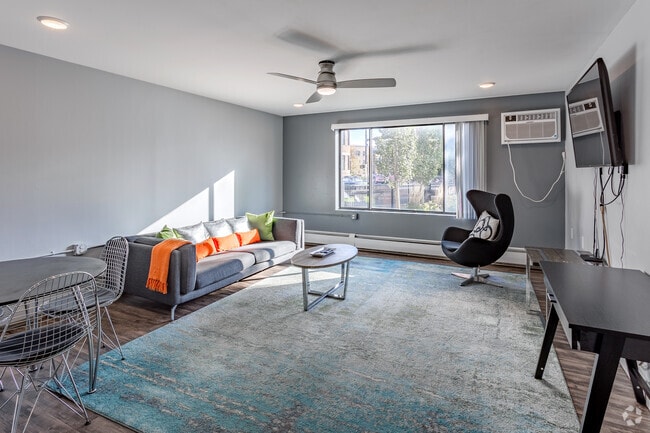 1BR, 1BA - 740SF - Living Room