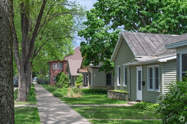 Powell Poage Hamilton has numerous minimal traditional homes throughout the neighborhood.