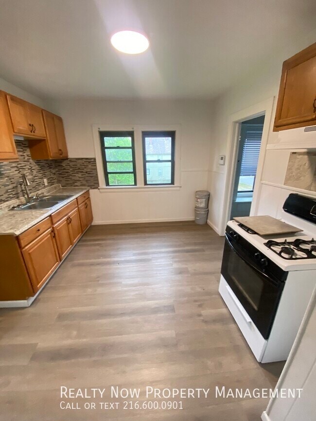 9612 Lamontier Ave unit 2, Cleveland, OH 44104 - photo 2