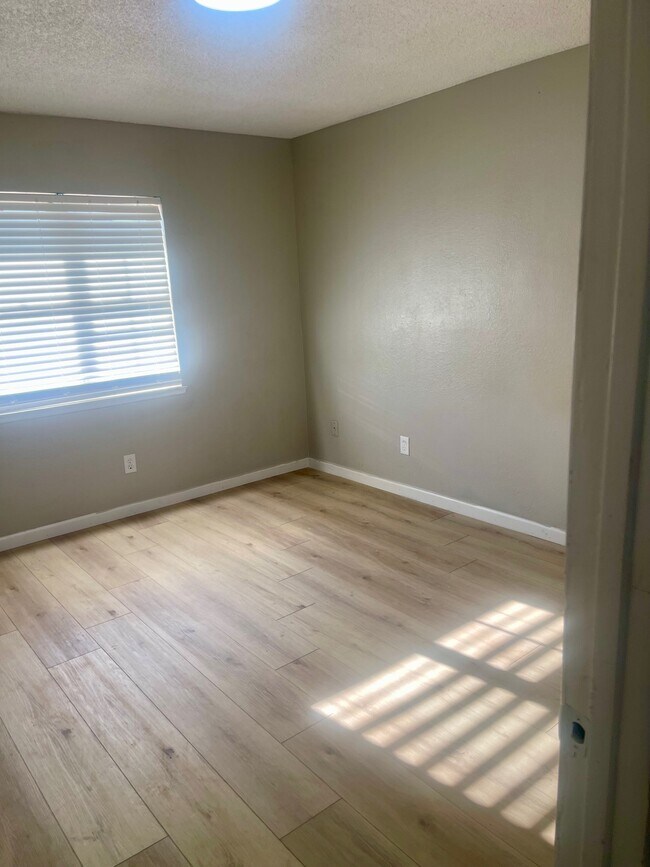 320 Champlin Ave, Henderson, NV 89015 - photo 5