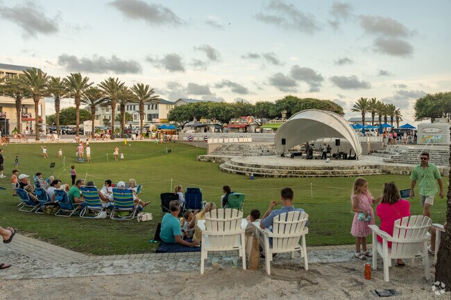 Seaside Central Square has an amphitheater offering live music many nights.