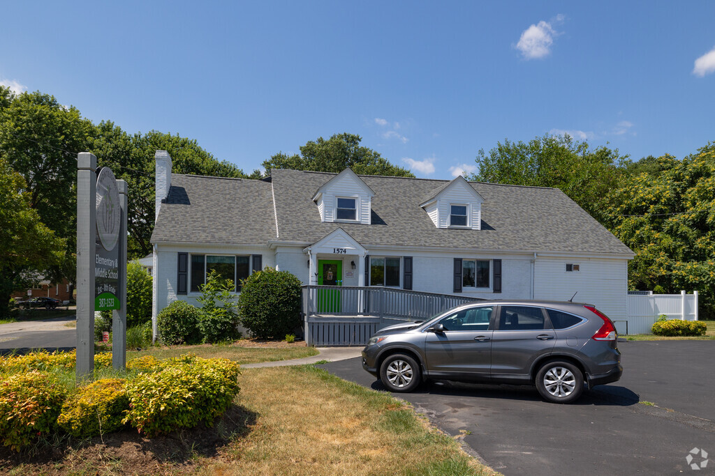 Salem Montessori is a private school serving K-6.