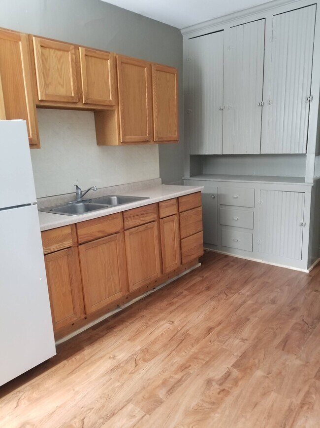 609 W Cottonwood St Unit 609 1/2, Freeport, IL 61032