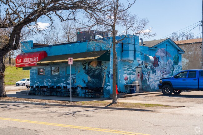 Neighborhood Italian joint Lorenzo's offers pizza, pasta, hoagies & gelato amid colorful murals.