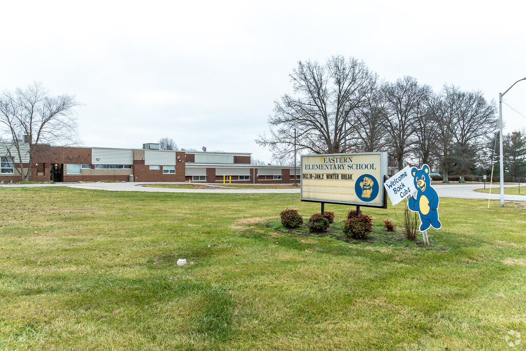 The student population of Eastern Elementary School is 426 and the school serves K-5.