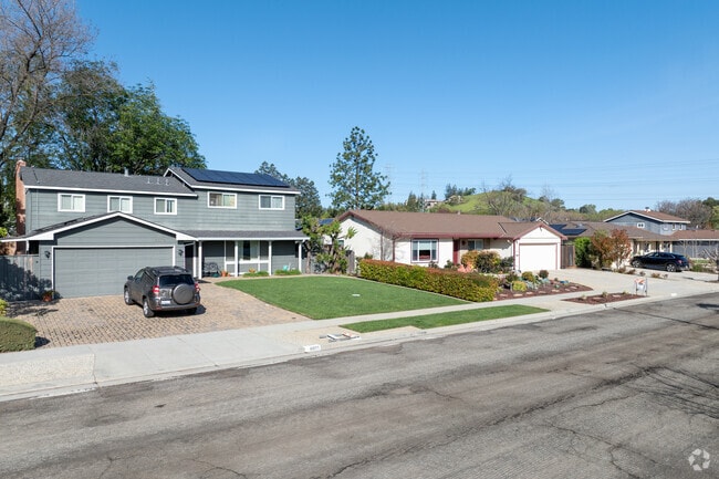 A blend of midcentury Ranch and Colonial Revival homes defines Crossgate’s charm.