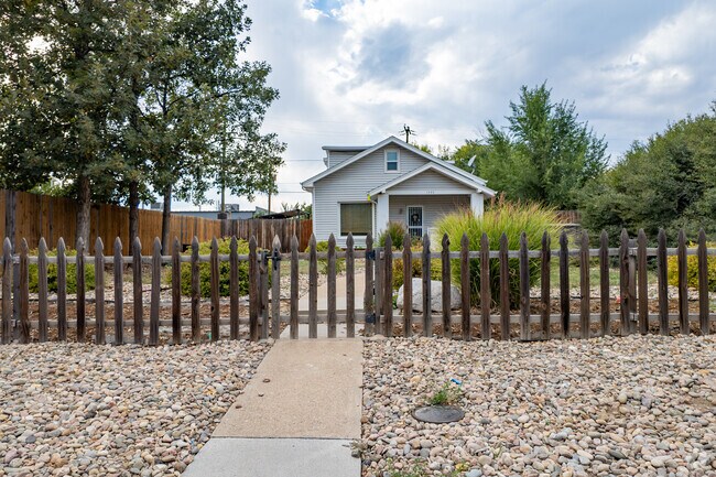 People at East Colfax like to take care about their front yard.