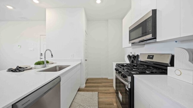 5922 Manning Oaks St, Houston, TX 77091 - photo 2