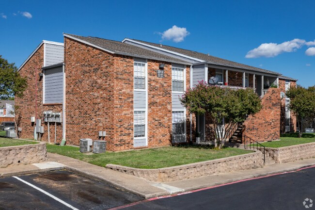 2010 Estrada Pkwy unit 2-208, Irving, TX 75061 - photo 2