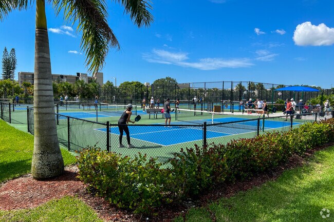 People playing pickle ball at Hillsboro El Rio Park South