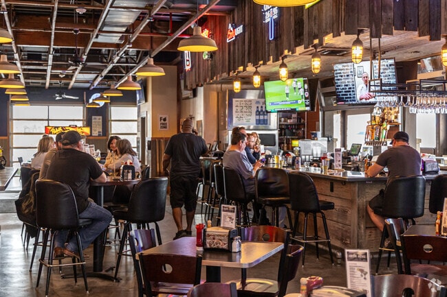From cozy cafes to upscale eateries, Oak Point offers a dining experience for every occasion.
