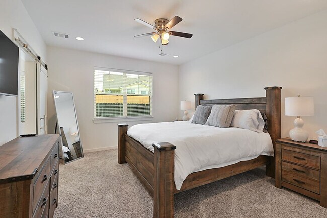 5048 Mooney Fls Dr unit ID1328065P, Bryan, TX 77802 - photo 2