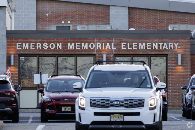 Memorial Elementary School in Emerson, NJ has a student-teacher ratio of 15 to 1.