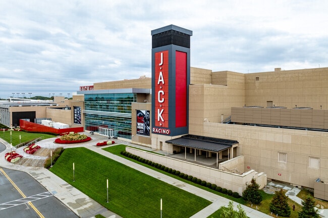 Horse races draw crowds to JACK Thistledown Racino in North Randall.
