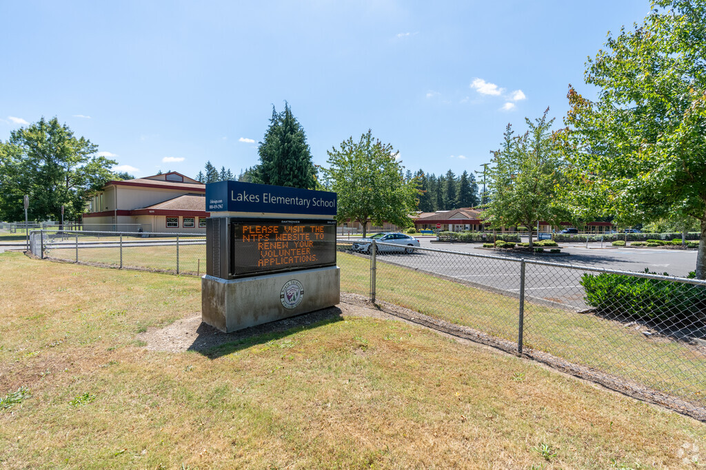 Lakes Elementary School has a student enrollment of 577.