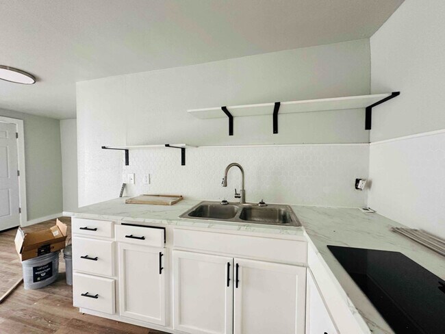 404 NW 3rd St unit north, Lawton, OK 73507 - photo 3