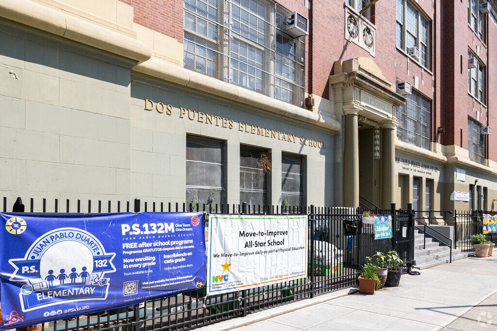 Dos Puentes Elementary School is in a cluster of schools in Fort George, New York.