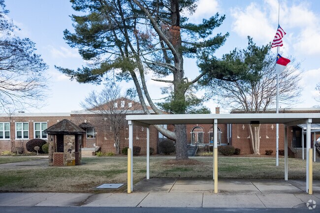 The student:teacher ratio in Rockwell Elementary School is 14:1.