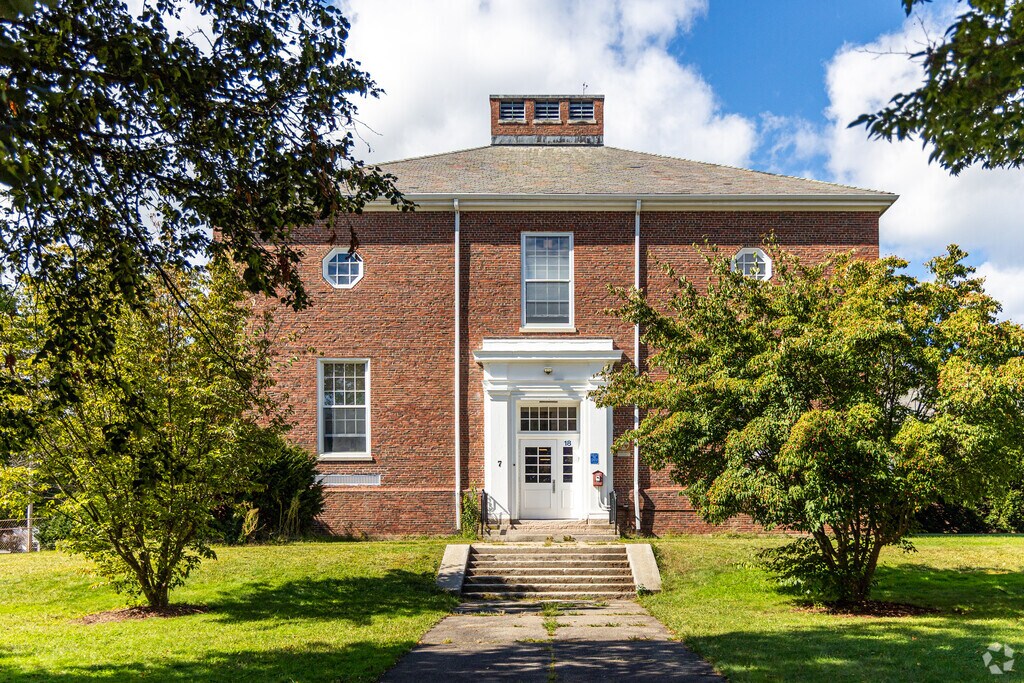 Dale Street Elementary is located in the Medfield, MA, neighborhood.