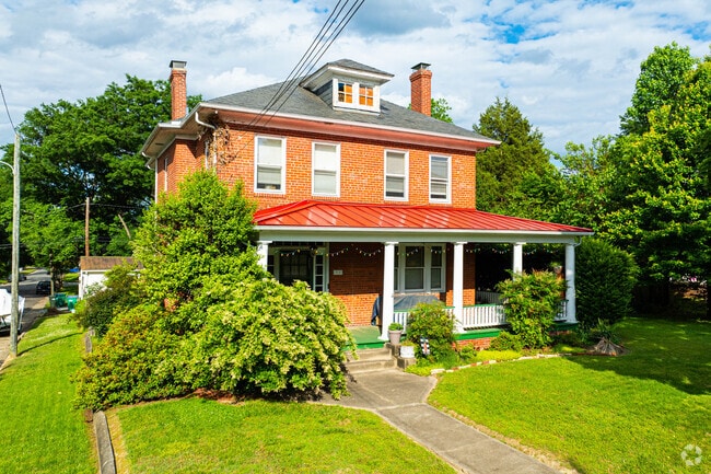 Mid century customized homes in Swansboro boast up to 4 bedrooms or more.
