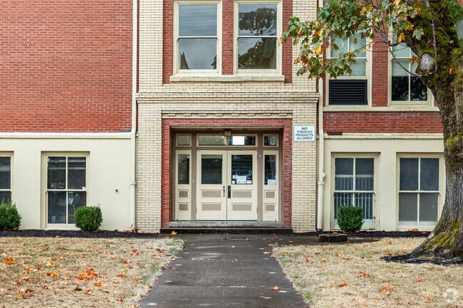 The student to teacher ratio at Central Elementary School in Albany, OR is 20:1.