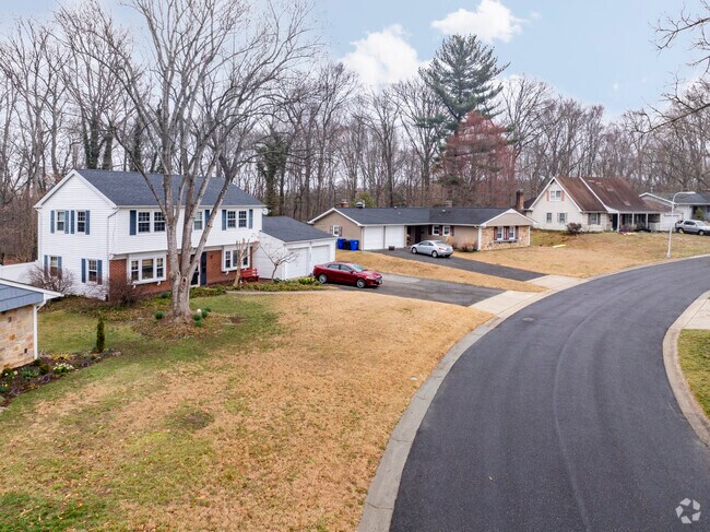 Most of the homes in Idlewild have large lawns and attached garages.