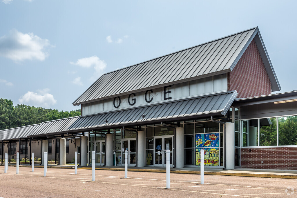 Oak Grove Central Elementary School is a public school serving students in Desoto County.