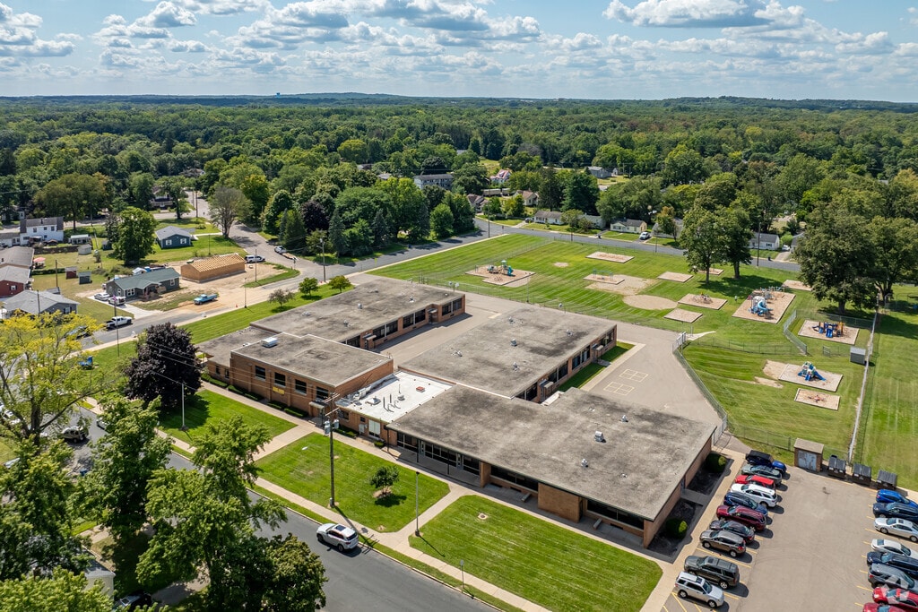 LaMora Park School offers a robust education with a slate of B- rated teachers on Niche.com.