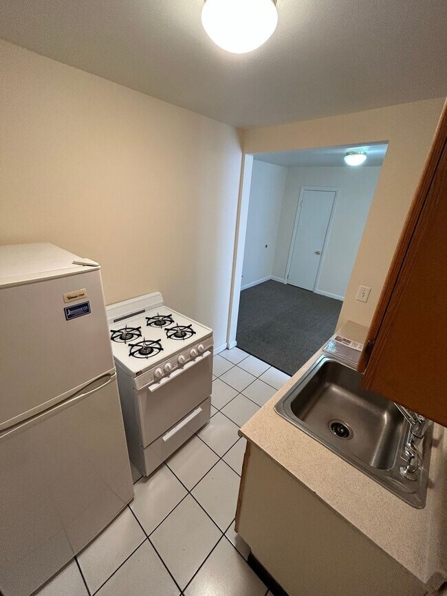 72 Hyde St unit 72 Hyde Street 4, Burlington, VT 05401 - photo 2