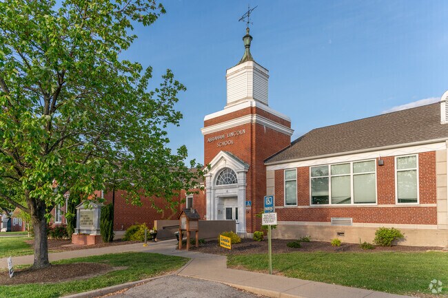 Abraham Lincoln Elementary receives an A-minus grade from Niche.