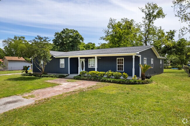 Johns Island offers unique ranch style homes with covered porches in Charleston, SC.