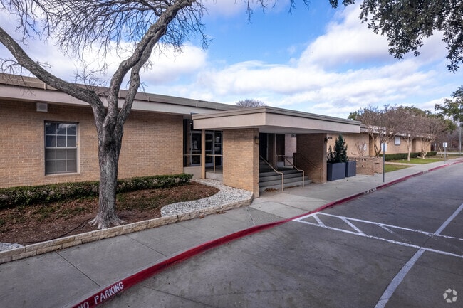Farmers Branch Elementary School in Farmers Branch, TX.