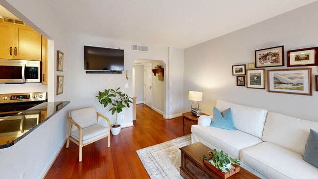 1251 E Abingdon Dr unit 1121, Alexandria, VA 22314 - photo 2