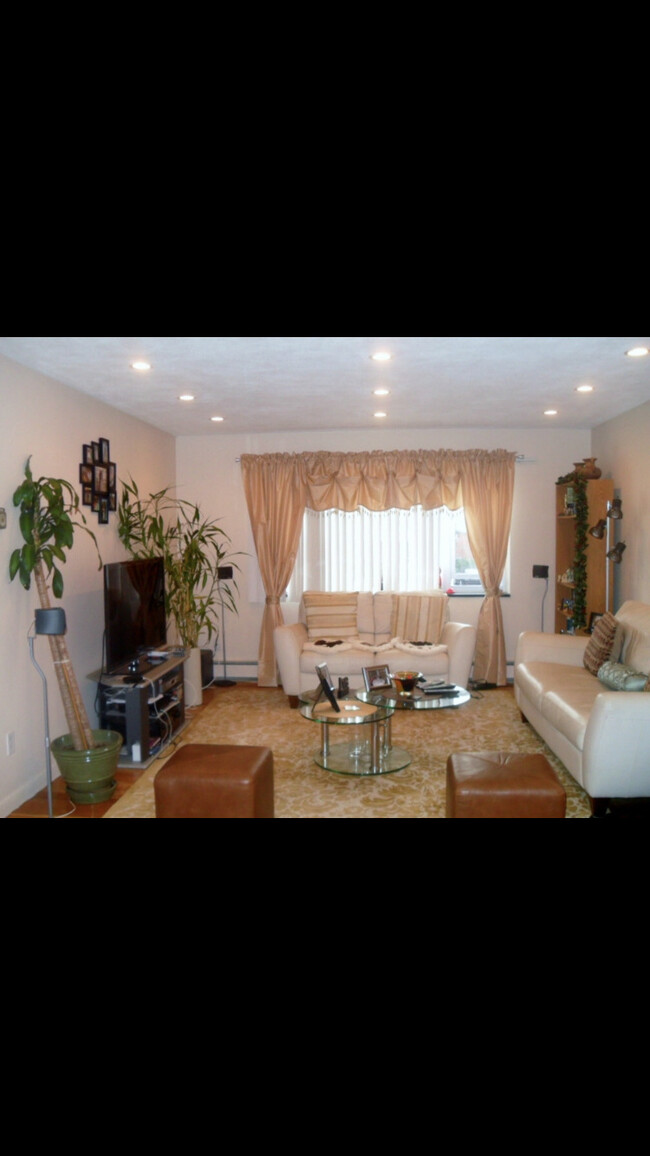 366 Elliot St Unit 6, Newton, MA 02464