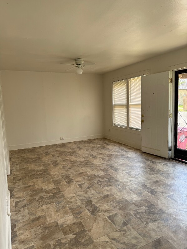 306 N 5th St, Robstown, TX 78380