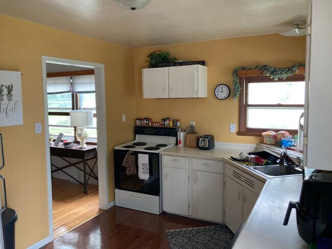 616 W 18th St, Cedar Falls, IA 50613 - photo 5