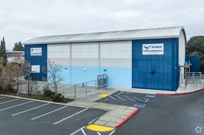 Kipp Esperanza High School is a 9 to 12th grade school.