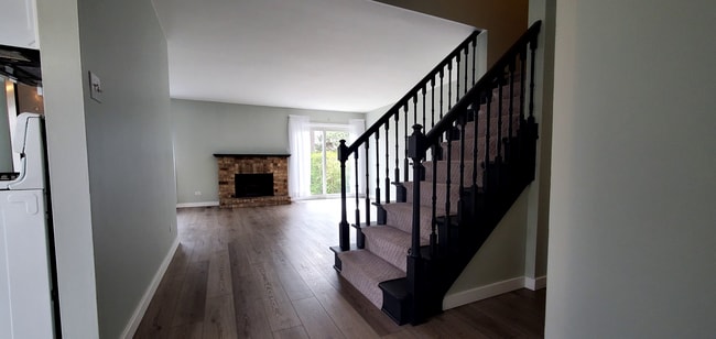 1576 Dundee Dr, Wheaton, IL 60189 - photo 2