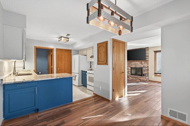 4682 Lenore Ln, Saint Paul, MN 55122 - photo 3